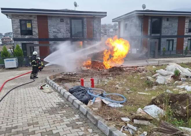 Kocaeli’de İş Makinesi Doğal Gaz Borusunu Deldi, Yangın Çıktı